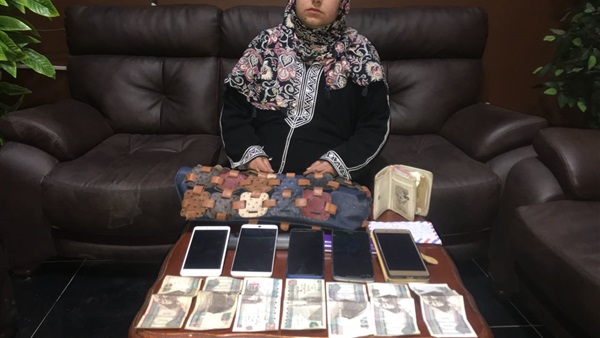 المتهمة اثناء القبض