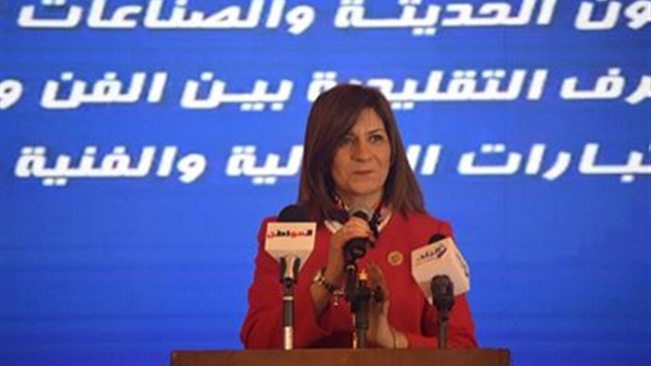وزيرة الهجرة نبيلة