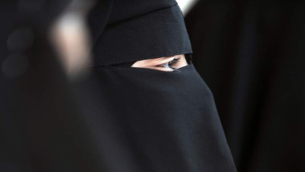 مرأة منتقبة