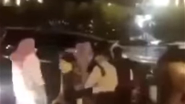 رجل يقتل زوجته