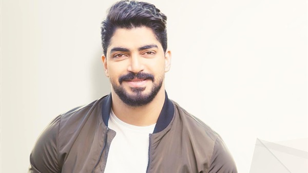 الفنان مينا عطا