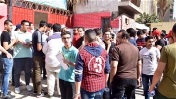 طلاب بعد أداء الامتحان