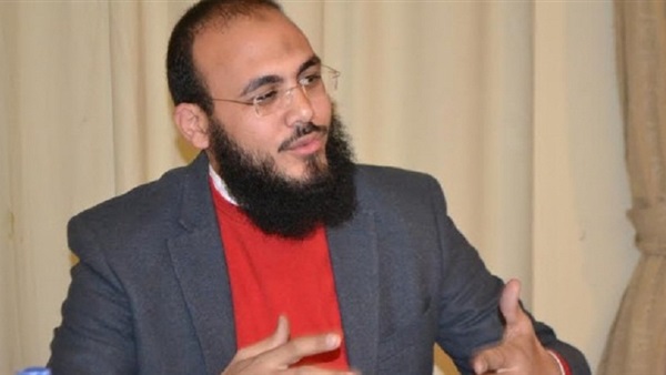 الكاتب الصحفي مصطفى