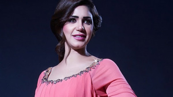 الفنانة إيناس عز