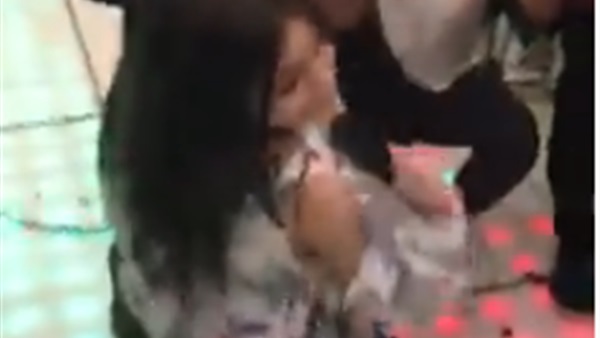 طفلة ترقص