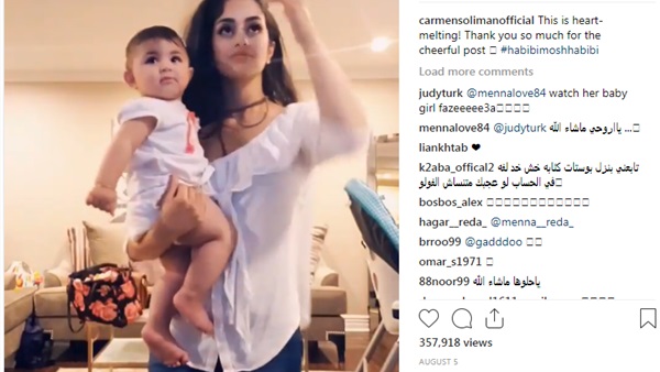 سيدة تغني لطفلها
