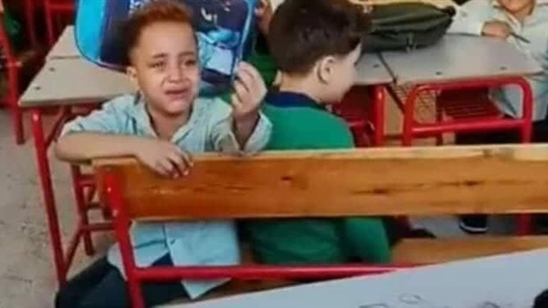 تلميذ يتوسل لمعلمته-سيبيني