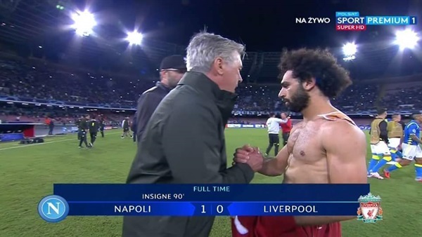 محمد صلاح يهدي قميصه