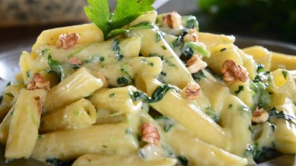 مكرونة بصوص السبانخ