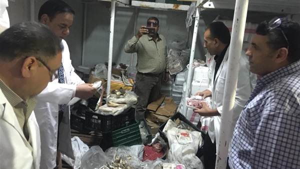 لحوم وأسماك فاسدة