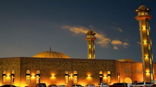 إمام مسجد يصدم المصلين