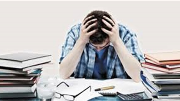 شاب يدرس بطريقة غريبة