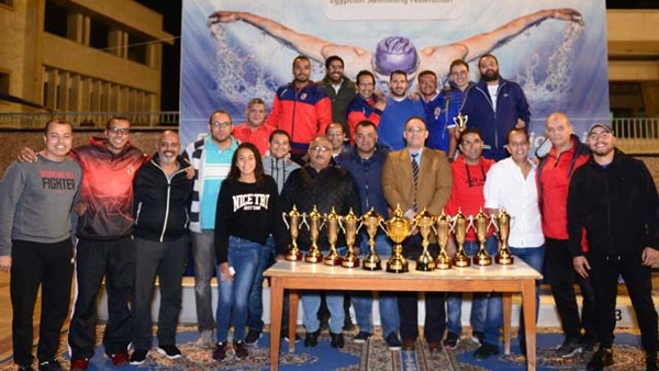 الأهلي يتوج بالدرع
