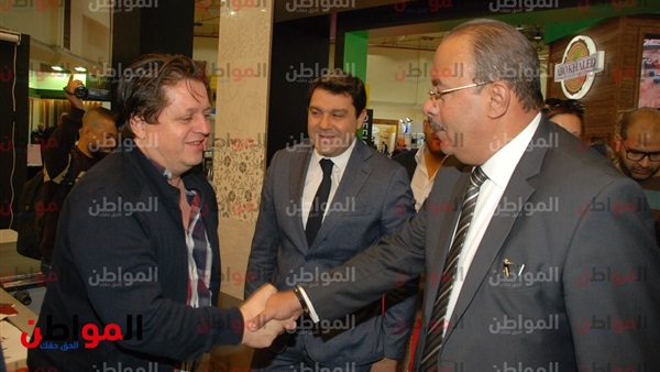 توي وود تشارك في