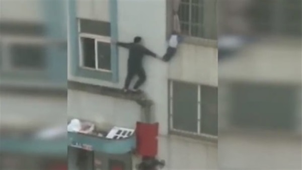 لحظة إنقاذ طفل قبل