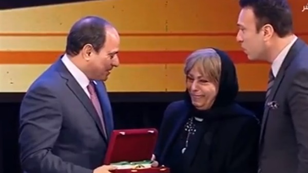 صورة للسيسي والسيدة