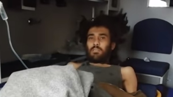 شاب مقيد بالسلاسل