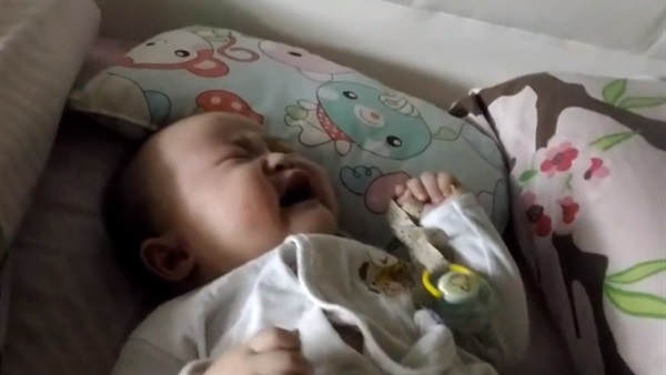أب يوقف ابنه عن البكاء