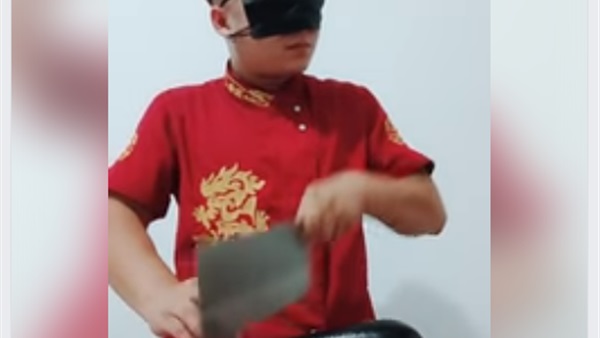 شيف يقطع الخضروات