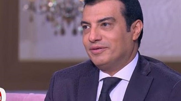 إيهاب توفيق يحتفل