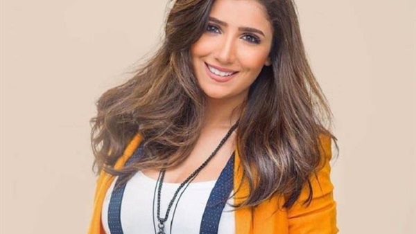 الفنانة مي عمر 