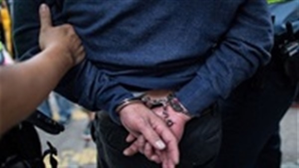ضبط هارب من 8 قضايا