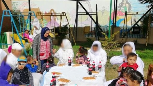 أطفال مع أمهاتهم