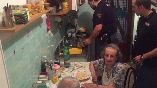 ضباط إيطاليين يعدوا