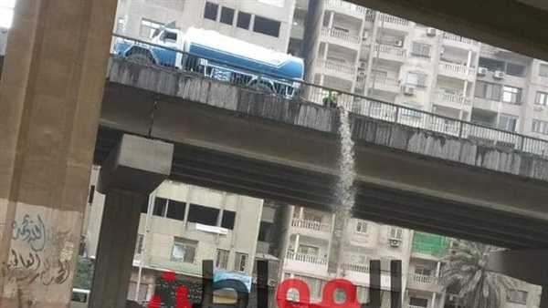 سيارة المجاري تلقي