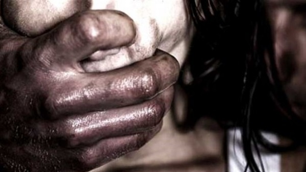 فلاح يعاشر بناته