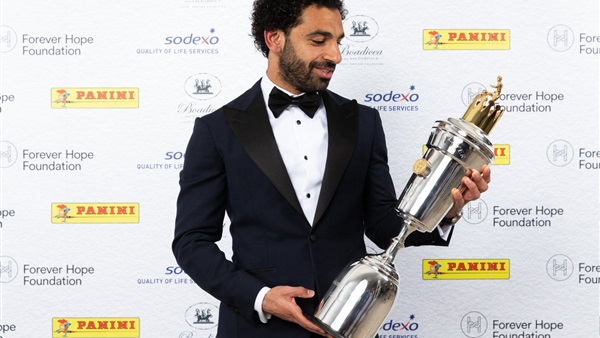 محمد صلاح مع جائزة