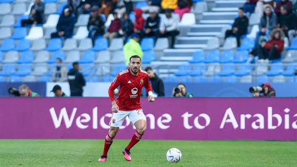 علي معلول لاعب الأهلي