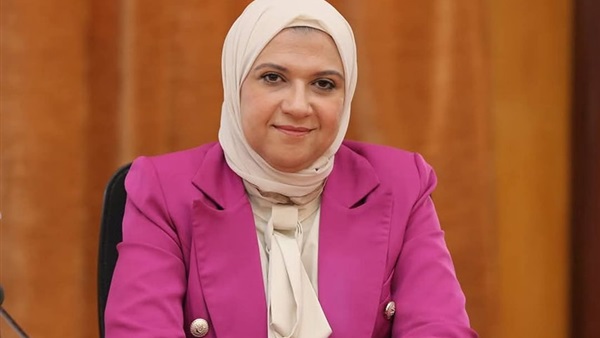 ولاء العقاد أول عميدة