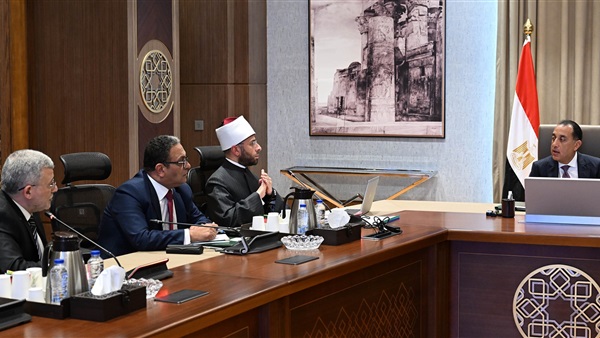 وزير الأوقاف في اجتماع