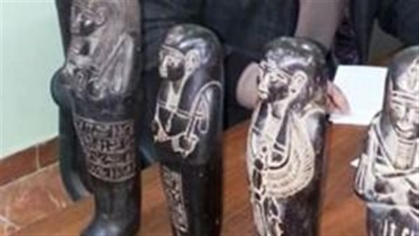ضبط موظف بحوزته تمثالين