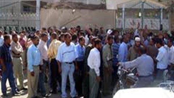 تجمهر المئات من معلمى