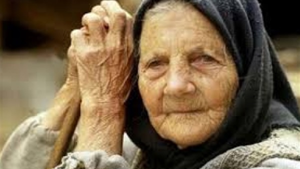 سيدة مسنه