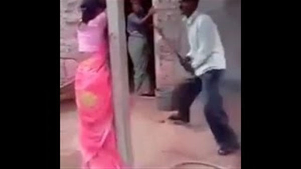 رجل هندى يجلد «زوجتة