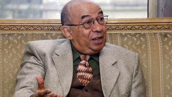 الكاتب الصحفى حسين