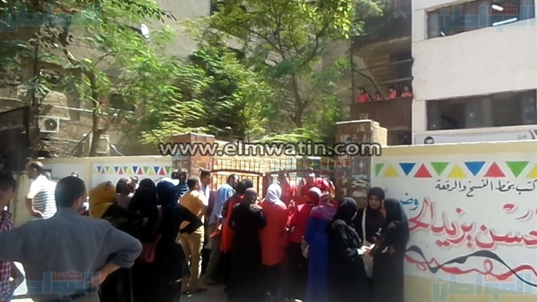 الأهالي يتجمعون أمام