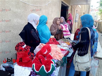 فيديو| بالإبرة والخيط..